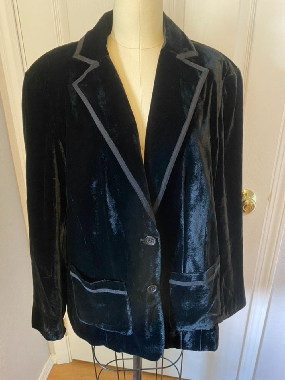 Classic Black Velvet Liz Claiborne Tailored Blazer with Contrast Trim, Size 14 W